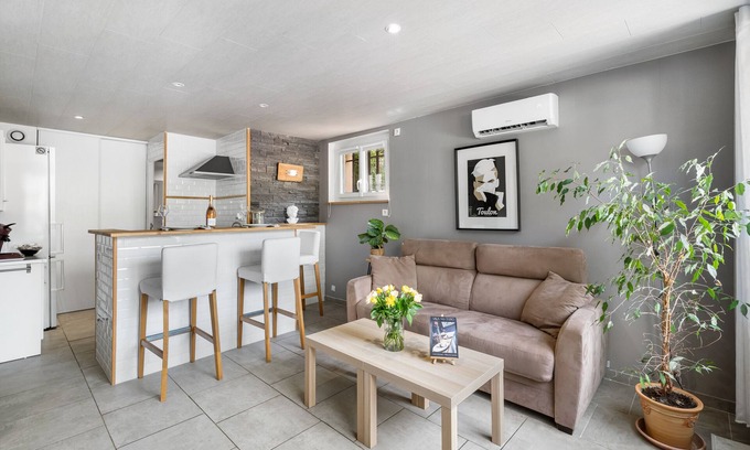 Cuers Apartment | Villa Nui - Comfortable apartment - Summer terrace and private parking.