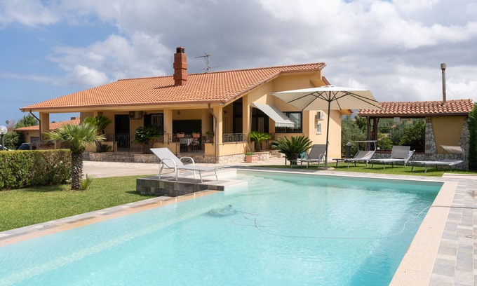 Partinico Villa | Villa 'Oasi Della Pace, Partinico' with Mountain View, Private Pool and Wi-Fi