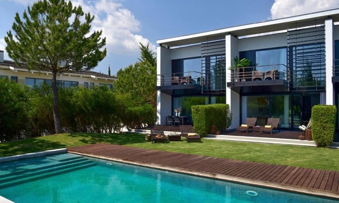 Carvalhal Villa | Villa 'Oasis' with Shared Pool, Wi-Fi and Air Conditioning