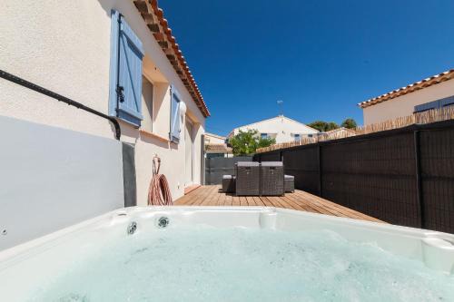 Saint-Mitre-les-Remparts Villa | "Villa One" 80 m2 avec Jacuzzi