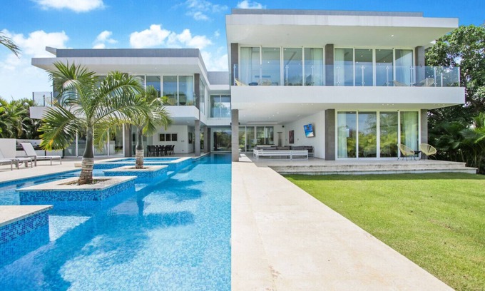 Bavaro Villa | Villa Palma: Modern golf front villa, lap pool, Jacuzzi, billiards & full staff