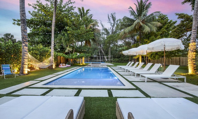 North Miami Villa | Villa Parque 7BR Pickleball/Volleyball/B-ball/Mini Golf