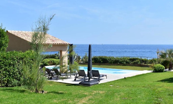 Les Issambres Villa | Villa pieds dans l'eau pour 10 personnes avec piscine, clim et Wi-Fi - FR-1-768-27