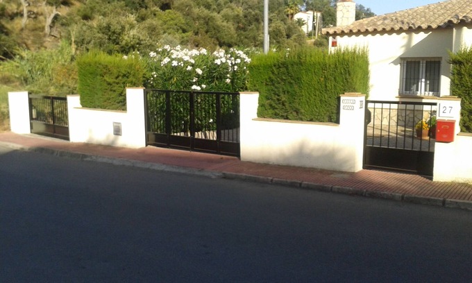 Calonge Apartment | VILLA PINA. Rest and relax in a green setting with views