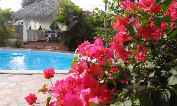 Le Moule Apartment | Villa Prune Kafé: charming 3-room apartment with fully enclosed private pool