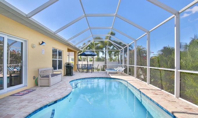 Heron's Watch House | Villa Sandpiper! Only 3 Miles to Anna Maria Island! Private Pool, Wifi, Netflix