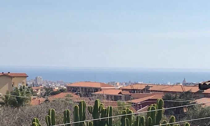 Catania Villa | Villa Sicilia is surrounded by greenery with free reserved indoor parking