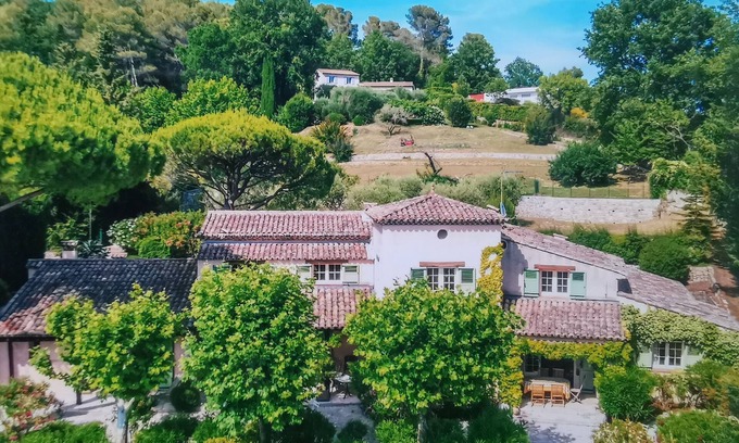 Chateauneuf-Grasse Villa | Villa Simca, surrounded by nature, private pool, 12 pers 6 bedrooms 5 bathrooms.