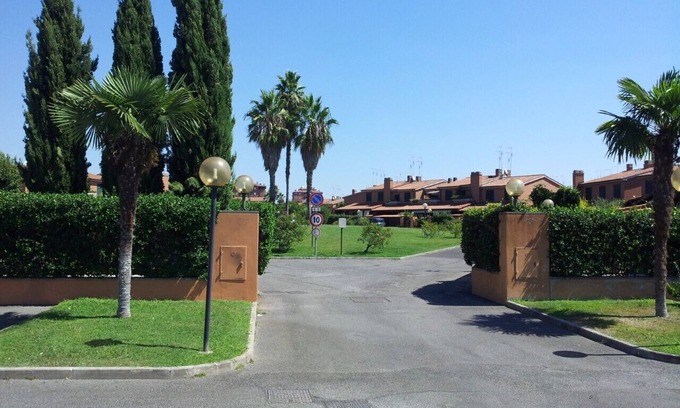 Zona XXX Castel Fusano Villa | Villa Sleeps 6 with Garden and Gym