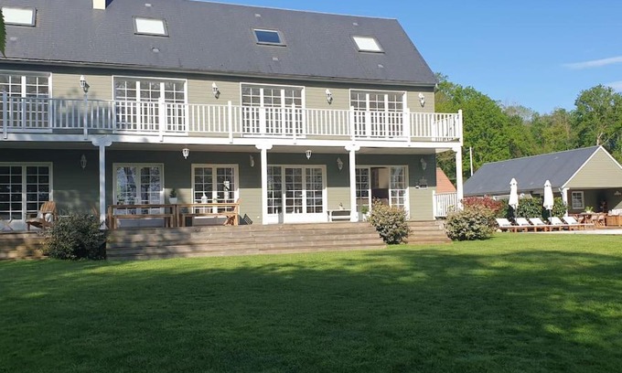 Saint-Hilaire-sur-Yerre Villa | VILLA spacieuse bord de rivière