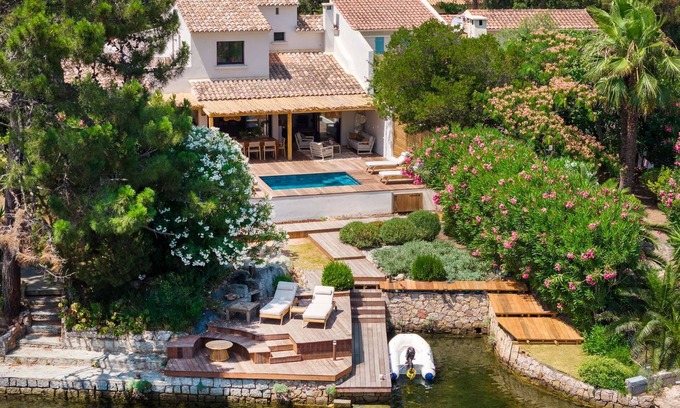 Lecci House | VILLA SUR LE LAGON DE ST CYPRIEN