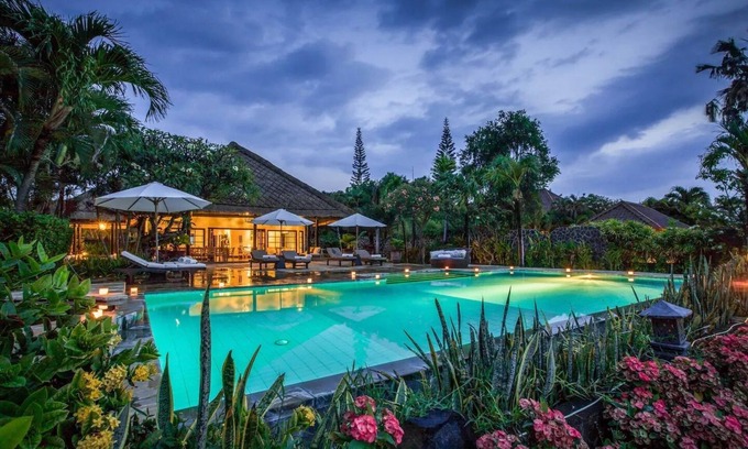 Dencarik Villa | Villa Taman Indah, Lovina
