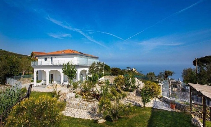 Schiazzano Villa | Villa Tiresia: A splendid two-story villa in a quiet position, located on a hillside above the sea, with Free WI-FI.