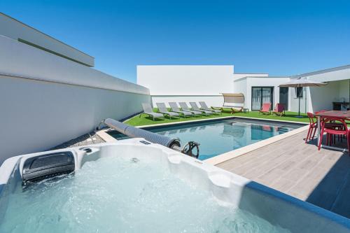 Atalaia Villa | Villa Tropical with jacuzzi and private swimming pool