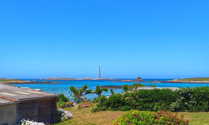 Plouguerneau Villa | Villa Ty Mone - Sea view and beach 100m away