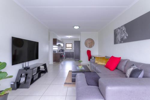 Greater Johannesburg Metropolitan Area Apartment | Villa Valentino Greenstone Ridge WiFiNetflix