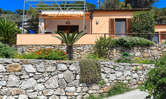 Scaglieri Villa | Villa 'Villetta Ibiscus Front Sea' with Private Terrace, Balcony and Wi-Fi