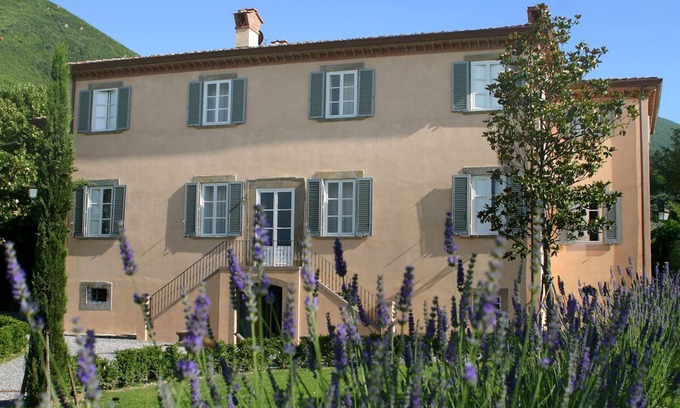 Vorno Villa | Villa Vorno, six bedroom Tuscan villa with private pool in Capannori Italy