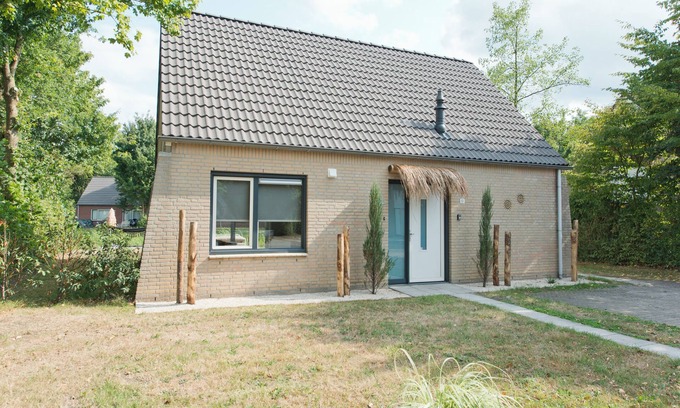 Hoeven House | Villa Wellness Retreat 2: Cozy house with SAUNA & JACUZZI, near the woods!