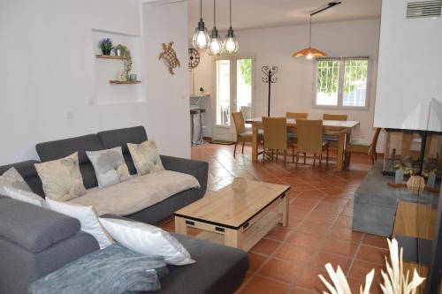 Cuges-les-Pins Villa | Villa wifi 8 à 10 personnes BBQ piscine situation centrale à Cuges les pins Sainte Baume 2km OK Corral 20km Marseille centre 20km Var