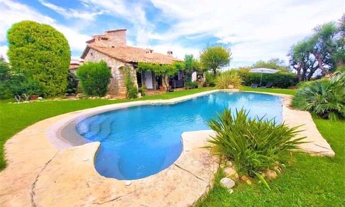 Saint-Laurent-du-Var Villa | Villa with Garden and Pool-Wifi-AC