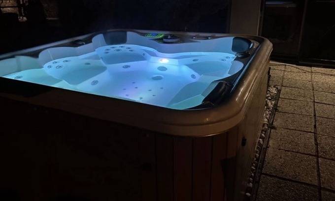 La Roche-sur-Yon Villa | Villa with JACCUZI in La Roche sur Yon 8 people