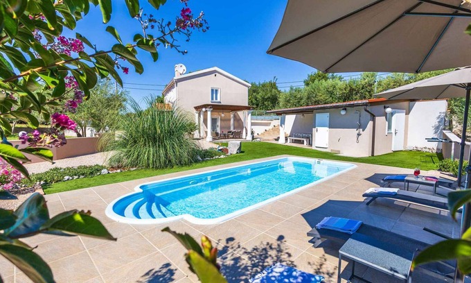 Nenadici Villa | Villa with pool and garden