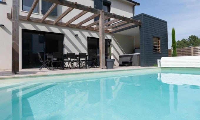 Saint-Augustin Villa | Villa with private pool and Jacuzzi on a residence with tennis