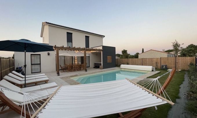 Saint-Augustin Villa | Villa with private pool and Jacuzzi on a residence with tennis