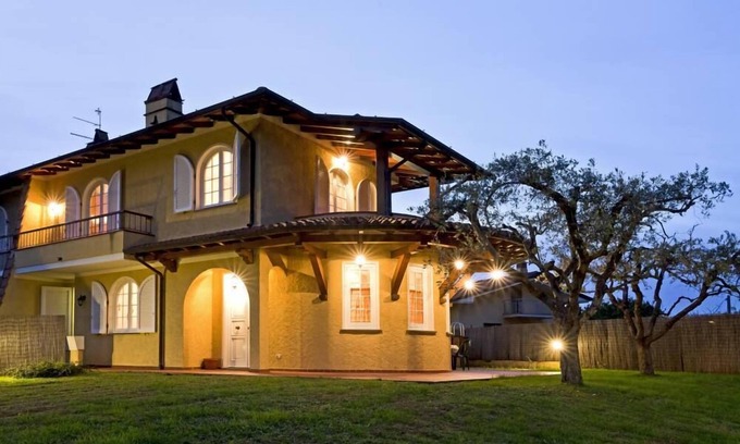 Piano di Mommio Villa | Villa with swimming pool/garden in Piano di Mommio - Free Wi-FI