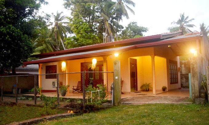 Hikkaduwa Villa | Villa Wynn air con House Hikkaduwa (2BR 2BA, 300m to Beach)
