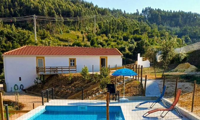 Lousa Cottage | Villae Ceira e Serra-Charming Rustic Family House with Pool near Serra da Lousa