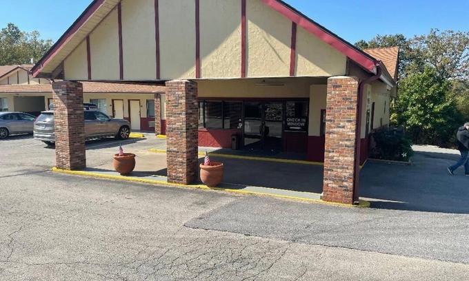 Hardy Hotel | Village Inn of Hardy