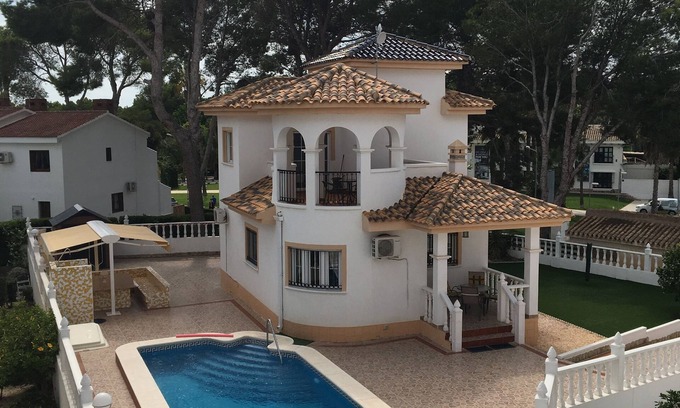 Orihuela Costa Villa | Villamartin Villa with Private Pool. 2 Min walk to Plaza. Lots of outdoor space.