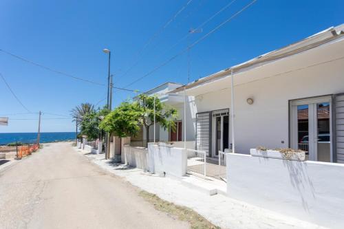 Posto Rosso House | Villetta Mary vista mare, by Apulia home