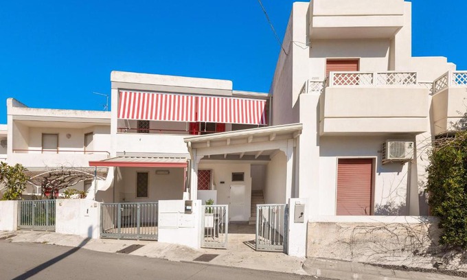 Roca Vecchia House | Villino Crisali' by BarbarHouse