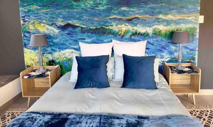 Pinnacle Point Apartment | Vincent - Artistic Luxury Suite