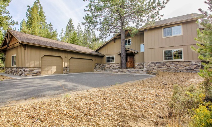 Sunriver House | VINE21 - Luxury Mountain Retreat, Ping Pong, Gourmet Kitchen, Hot Tub, A/C