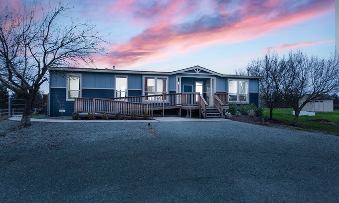 Victor House | Vineyard Vista Retreat | Close to Wineries, Lakes, & More! Sleeps 6, Hot Tub