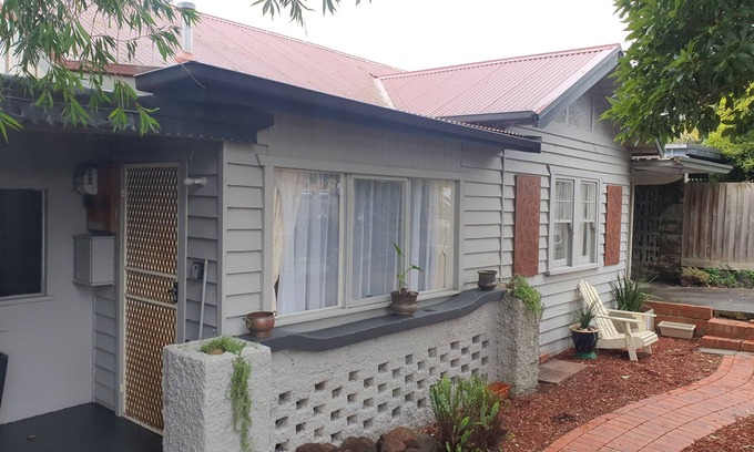Frankston Cottage | Vintage 2br Cottage Near Beach
