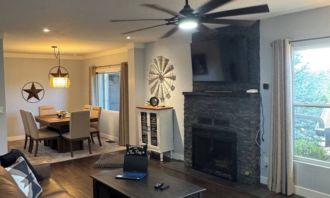 Prescott Heights House | Vintage Charm, Modern Comfort & Private Casita. 3 bedrooms and 3 bathrooms.