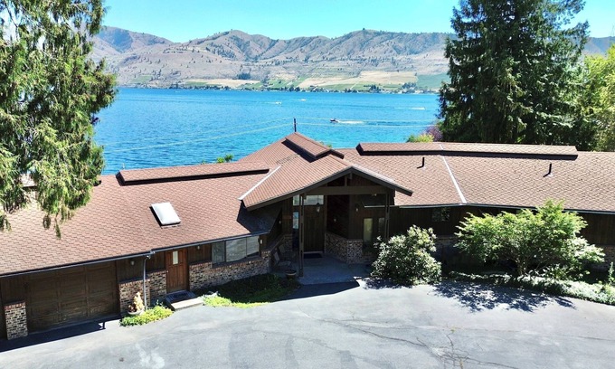 Manson House | Vintage Charm: Spacious, Hot Tub, Dock Access, Pet-Friendly, WiFi, Near Chelan