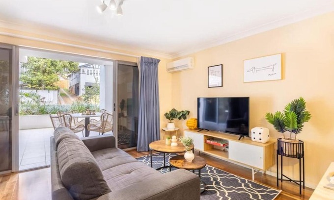 Woolloongabba Apartment | Vintage Glamour Nest 2BR Apt near CBD with carpark