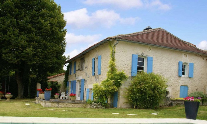 Lusignac House | Vintage Holiday Home in Lusignac with Pool