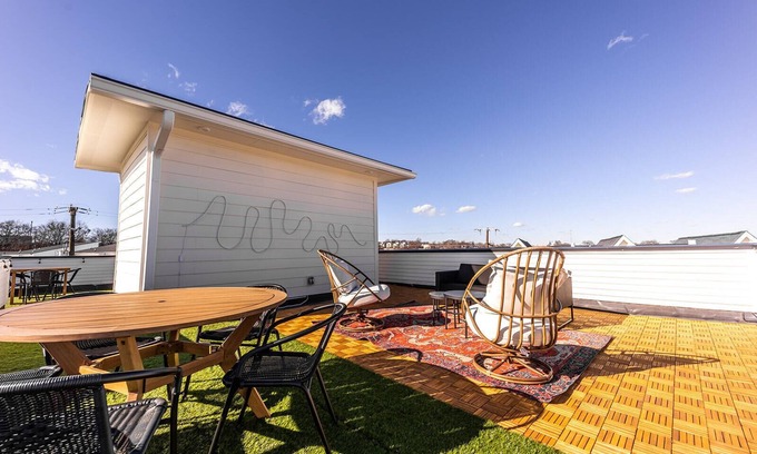 Whitebridge House | Vintage Nashville - Rooftop Deck - Mins to Broadway