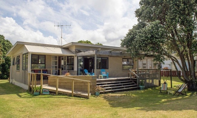 Whangamata Cottage | Vintage Pohutukawa - Whangamata Bach