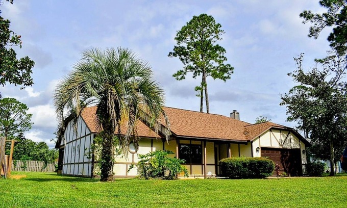Palm Coast House | Vintage-Style Palm Coast Retreat w/Sunroom