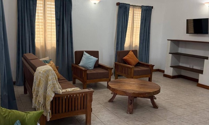 The Valley Cottage | Vintage Timbers Cottage 2-bedroom with AC, WiFi in North Side