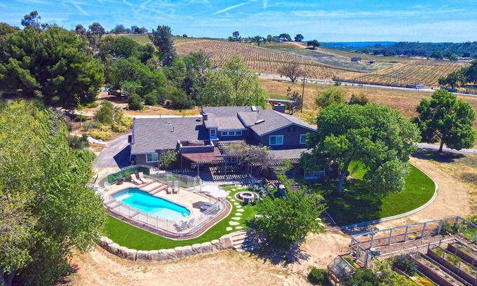 Paso Robles Other | Vinyl Vineyards Farmhouse - Luxurious Vineyard Farmhouse, pool, hot tub, views 4 bed 4 bath