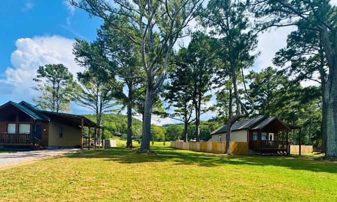 Groveoak Apartment | ViP Retreat at Lake Guntersville - Lucky Lodge & Coco Château